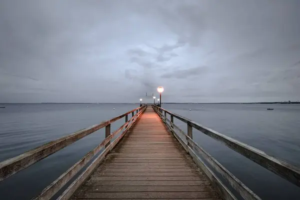 ドイツの曇りの日にバルト海の木製の桟橋の景色 — ストック写真