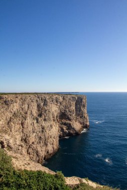 Portekiz 'in Algarve kıyı şeridi boyunca sarp kayalıkların hava manzarası.