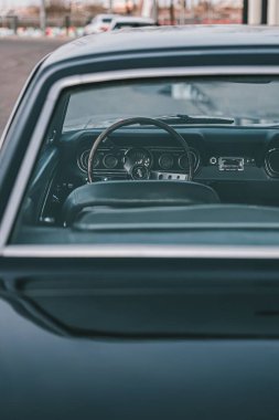 Klasik bir Ford Mustang 'in ön panel ve direksiyonunu gösteren dikey görüntü