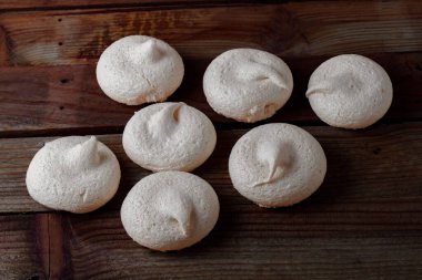 Tatlı kremalı yumurta beyazı. Şekerli tatlı ile dövülmüş.