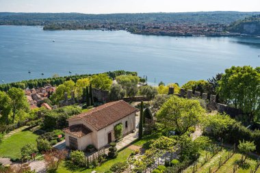 Rocca di Angera ve Maggiore Gölü 'nün bahçeleri kuleden, Angera, Lombardy, İtalya