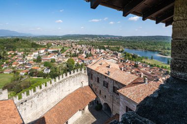 Maggiore Gölü kıyılarından Rocca di Angera 'nın tepesinden manzara ve güzel bir kırsal alan olan Lombardy, İtalya