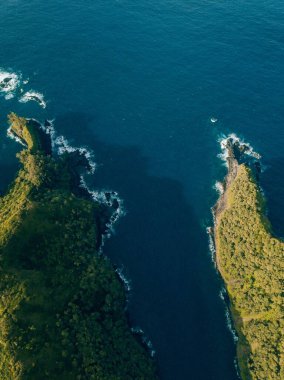 Mavi denize karşı Kuzey Maui 'nin yeşil kıyılarının havadan görünüşü.