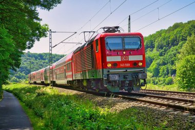 Çift katlı bir tren sınıfı 143568 Stadt Wehlen 'e gidiyor.
