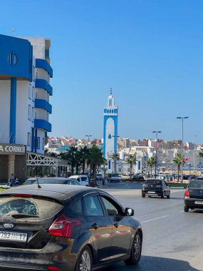 Arabalar Fnideq 'teki Mohamed VI camisine doğru gidiyor.