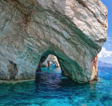 Yunanistan 'ın Zakynthos adasında turkuaz bir deniz bulunan Mavi Mağara kemerlerinin muhteşem bir görüntüsü.