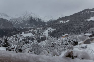 Karların altındaki Saint Gervais Les Bains 'in sisli manzarası.