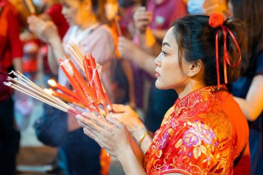 Bangkok, Tayland 'da Çin Yeni Yılı kutlamalarına katılan genç bir kadın.