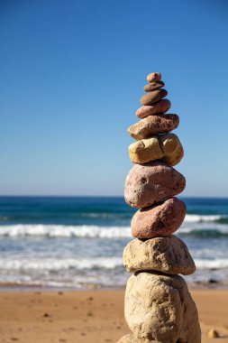 Portekiz 'in kumlu Algarve sahilindeki Cairns' in dikey görüntüsü.