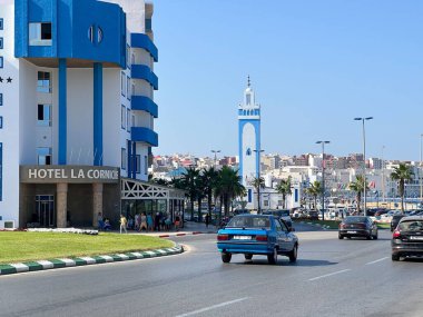 Arabalar Fnideq 'teki Mohamed VI camisine doğru gidiyor.