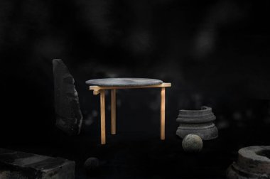 Tahta bacaklı ve granit yüzeyi olan bir tasarımcı masası.