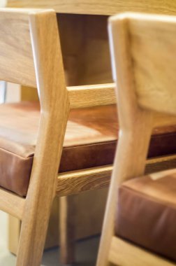 Masanın yanındaki tahta sandalyelerin dikey görüntüsü.