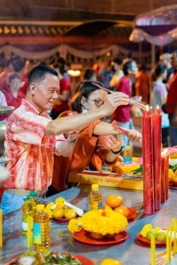 Bir grup insan dua ediyor ve Çin Yeni Yılı 'nı kutluyor, Bangkok, Tayland