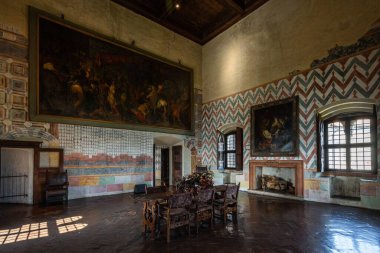 Rocca di Angera 'daki Sala dei Fasti, duvarlarında eski mobilyalar ve tuvallerle. Angera, Lombardy, İtalya, Nisan. 2022