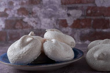 Tatlı kremalı yumurta beyazı. Şekerli tatlı ile dövülmüş.