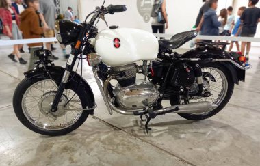 1966-1974 yılları arasında siyah beyaz bir Gilera B 300 polis tipi motosiklet. Expo Fierro 2022 Klasik araba şovu.