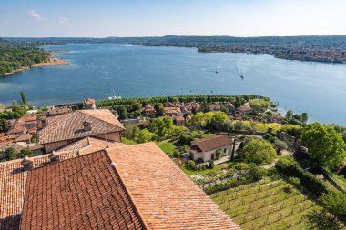 Rocca di Angera ve Maggiore Gölü 'nün bahçeleri kuleden, Angera, Lombardy, İtalya