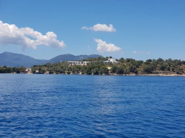 Mavi okyanus manzarası mavi bulutlu gökyüzü arka planına karşı