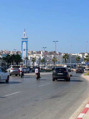 Arabalar Fnideq 'teki Mohamed VI camisine doğru gidiyor.