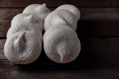 Tatlı kremalı yumurta beyazı. Şekerli tatlı ile dövülmüş.