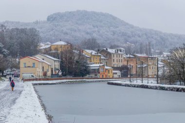 Kışın orman yakınlarındaki modern binaların alçak açılı görüntüsü