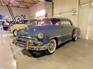Eski yeşil 1951 Chevrolet Chevy Bel Air De Luxe bir depoda iki kapılı bir coupe. Expo Fierro 2022 klasik araba şovu. Kopyalama alanı