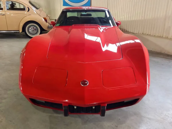 Den Gamle Røde Sportsbilen Chevrolet Corvette Stingray Dørs Coupe 1968 – stockfoto