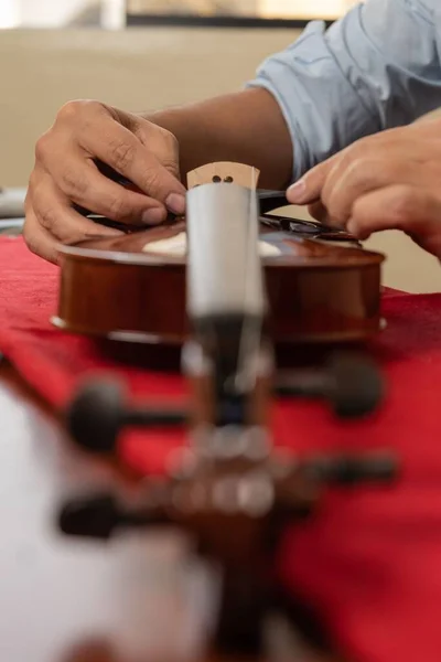 Foto Vertical Las Manos Artesano Reparando Violín Taller —  Fotos de Stock