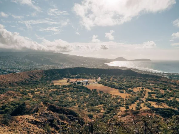 Een Vogelperspectief Van Groene Diamond Head Honolulu Hawaii Een Zonnige — Stockfoto