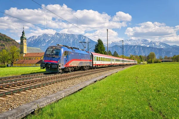 Een Eurocity Trein Weg Naar München Door Weelderige Groene Velden — Stockfoto