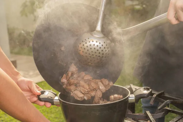 Foto Ritagliata Delle Mani Degli Uomini Che Cucinano Carne Giardino — Foto Stock