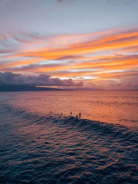 Повітряний Вид Людей Які Плавають Морі Відбиваючи Захід Сонця Мауї — стокове фото