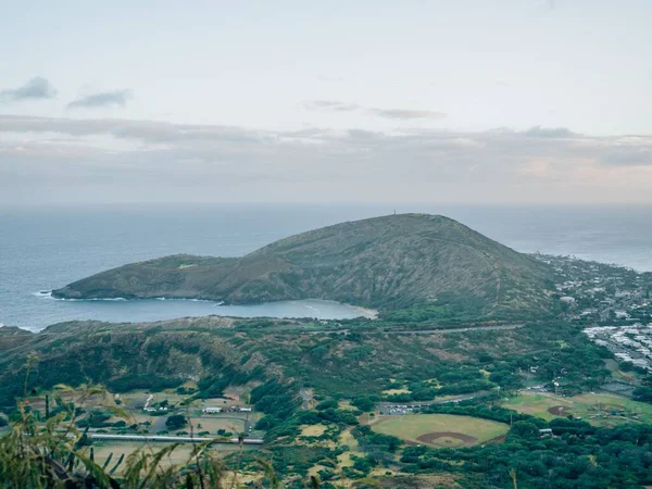 夏威夷瓦胡岛绿岸檀香山怀基基的建筑与蓝色大海的空中景观 — 图库照片