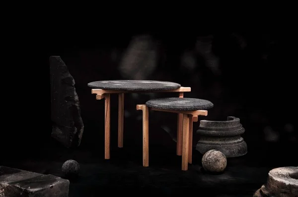 Tahta Bacaklı Granit Yüzeyi Olan Kahve Masaları Tasarlıyor — Stok fotoğraf