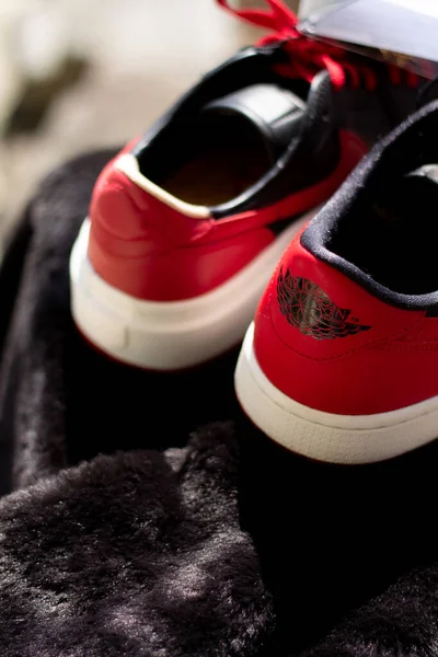 Kırmızı Bir Spor Ayakkabısının Yakın Çekimi — Stok fotoğraf