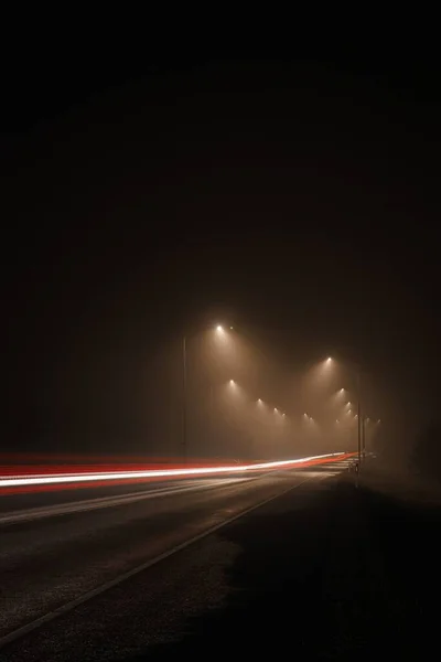 Een Lange Blootstelling Aan Een Snelweg Nachts Met Rode Auto — Stockfoto