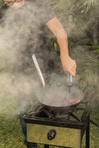 庭で調理中の調味料男の食べ物の垂直写真 — ストック写真