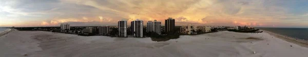 佛罗里达州梅尔堡海滩上的一套公寓全景 — 图库照片