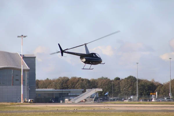 사우스 요크셔 캐스터 셰필드 공항에서 치명상을 입히는 로빈슨 R44 헬리콥터 — 스톡 사진