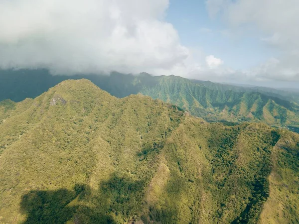 Una Vista Pájaro Verdes Montañas Volcánicas Oahu Hawai Día Nublado — Foto de Stock