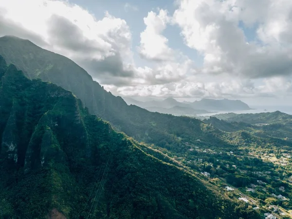 Een Vogelperspectief Van Groene Bergen Van Oahu Hawaii Een Bewolkte — Stockfoto
