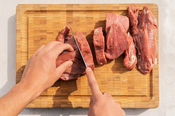 Vista Superior Hombre Cortando Carne Una Tabla Madera Usando Cuchillo —  Fotos de Stock