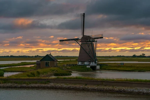 Een Dramatische Opname Van Kagerplassen Windmolen Een Schuur Bij Zonsondergang — Stockfoto