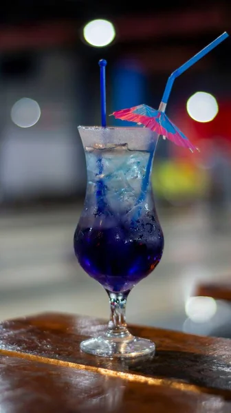 Gros Plan Vertical Cocktail Bleu Dans Verre Orné Parapluie Sur — Photo