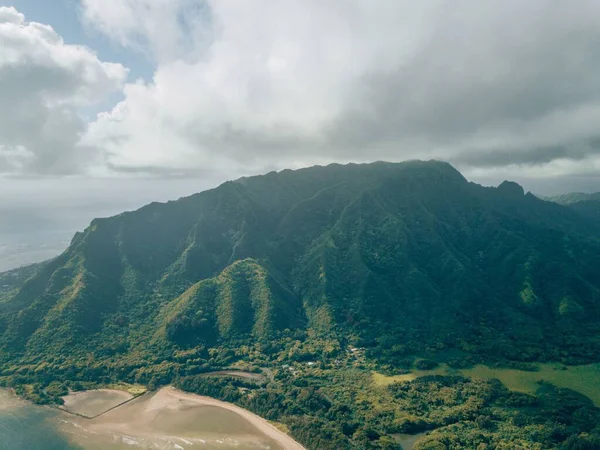 Una Vista Pájaro Las Verdes Montañas Oahu Hawai Día Nublado — Foto de Stock