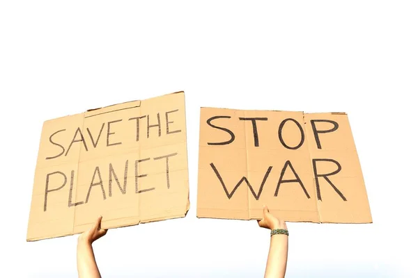 Два Картонных Знака Говорят Спасите Планету Остановите Войну Держась Руки — стоковое фото