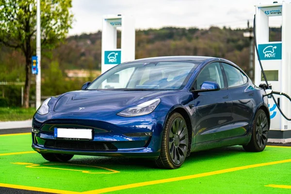 Tesla Arabasının Şarj Olduğu Bir Manzara — Stok fotoğraf