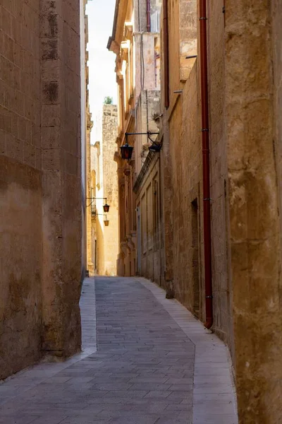 Een Verticale Opname Van Smalle Steegjes Tussen Stenen Gebouwen Malta — Stockfoto