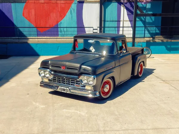 Oude Zwarte Ford F100 Pick Truck Custom Cab Flareside Bed — Stockfoto