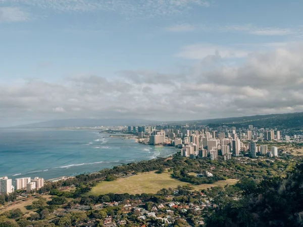 Widok Powietrza Budynków Waikiki Honolulu Zielonych Wybrzeżach Oahu Hawaje Przeciw — Zdjęcie stockowe